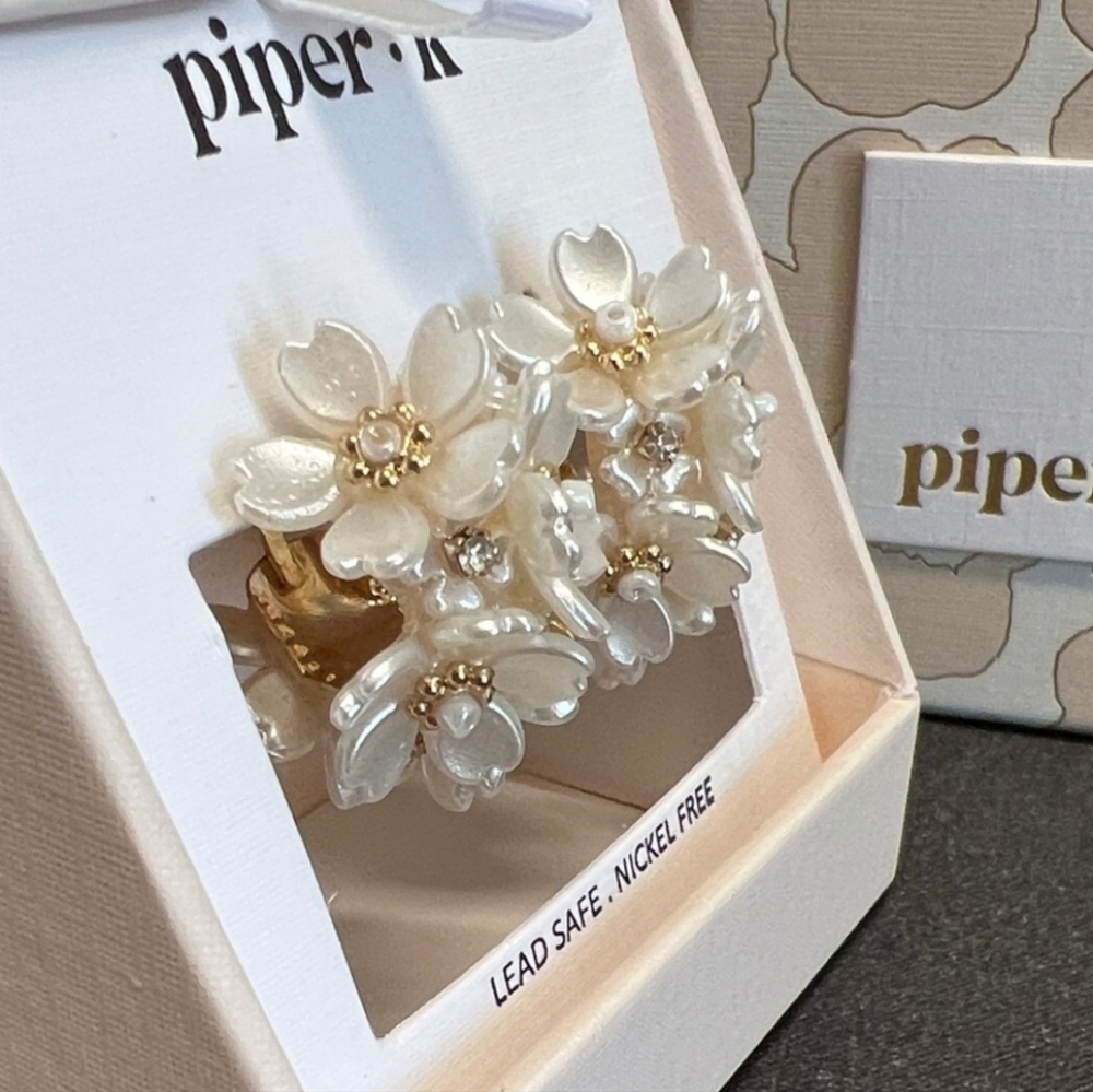 🤍▪️Piper K ▪️Gardenia Blossom Huggie Earrings